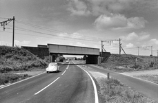 839252 Gezicht op de Provincialeweg tussen Houten en Schalkwijk met het viaduct van de spoorlijn Utrecht-'s-Hertogenbosch.